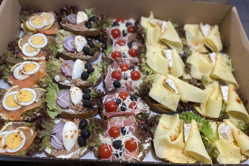 lososový,tuniakový,prošutový,sýrový 100g